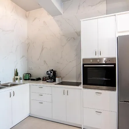 Holiday home Georgianna's With Private Pool , 'blank Suite' *