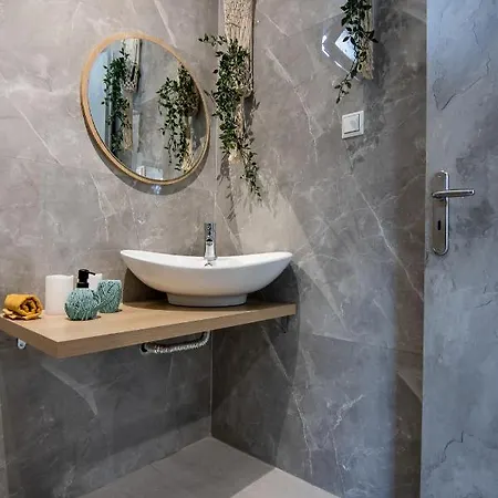 펜션 Georgianna's With Private Pool , 'blank Suite' Charokopio