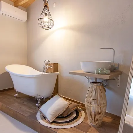 펜션 Georgianna's With Private Pool , 'blank Suite' Charokopio